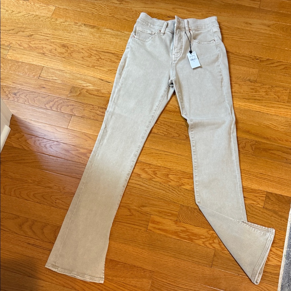 NWT Express  skyscraper Light Beige Straight Leg Jeans with slits on edge.